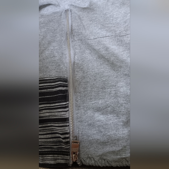 - SWITCH REMARKABLE TEE WITH FUN DETAILS - Picture 6 of 7